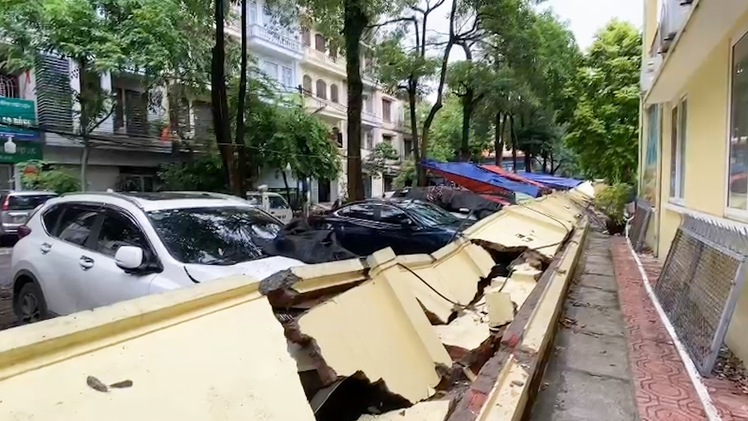 Video: Hiện trường cả dãy tường rào trường mầm non đổ sập, đè bẹp nhiều ô tô