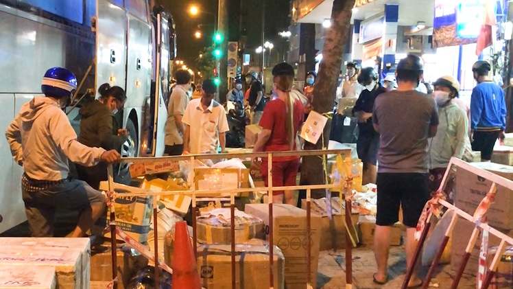 Video: Rất đông người dân tại TP.HCM hối hả nhận hàng 'tiếp tế' trong đêm, ngay trước giờ giãn cách