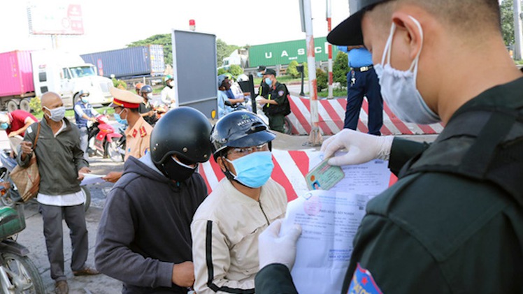 Video: Hàng ngàn người đi qua Đồng Nai, đông đúc ở khu vực khai báo y tế