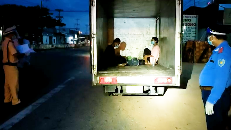 Video: Xe tải có mã QR luồng xanh 'giấu' 2 người trong thùng xe vượt chốt kiểm dịch