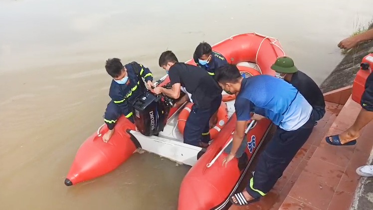 Video: Đưa camera, thợ lặn chuyên nghiệp tìm kiếm 2 người mất tích trên kênh đào