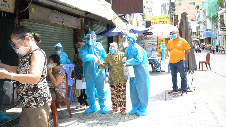 Video: Đội tiêm vắc xin lưu động đến khu phong tỏa tiêm cho người dân