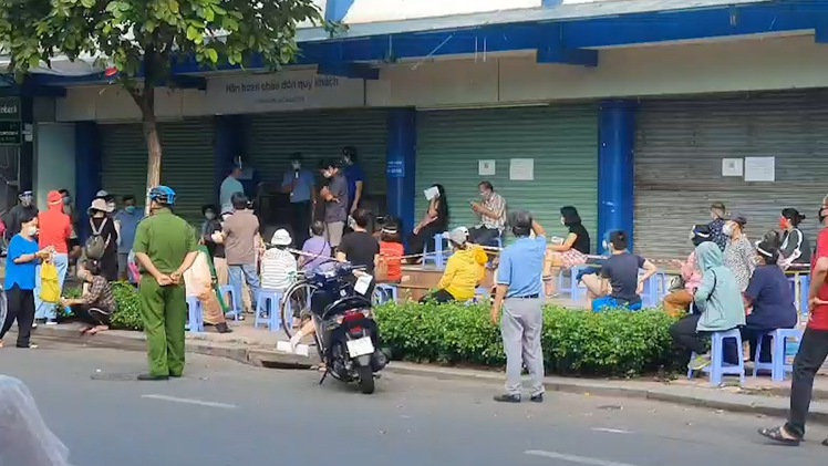 Video: Người dân đến mua hàng đông, một siêu thị ở quận 3 phải tạm đóng cửa