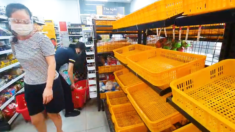 Video: Nhiều người đi mua thực phẩm, thuốc men, có lúc siêu thị không kịp đưa hàng lên kệ