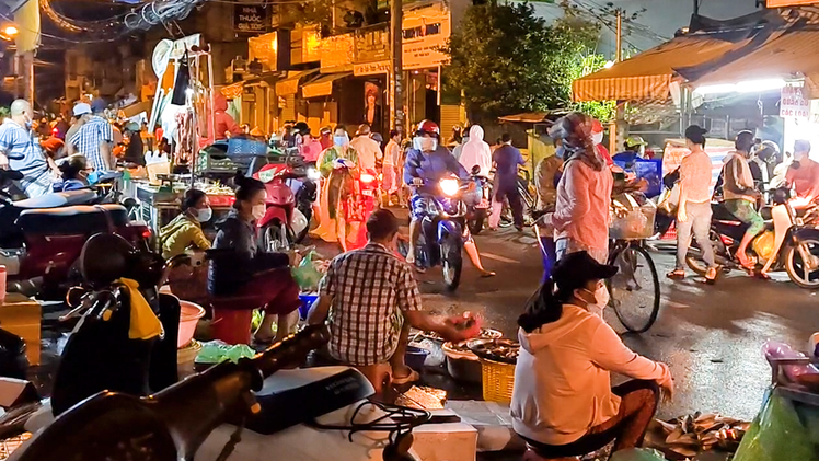 Video: Người dân TP.HCM họp chợ lúc 3h sáng