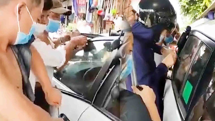 Video: Đập kính ô tô, giải cứu em bé bị 'nhốt' trong xe dưới trời nắng nóng