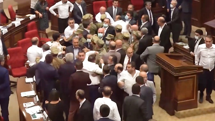 Video: Các nghị sĩ ẩu đả nhau giữa phiên họp Quốc hội