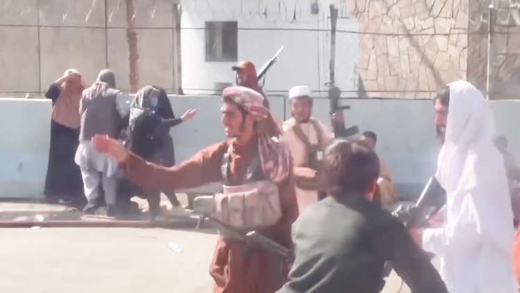 Video: Taliban nổ súng, mạnh tay chặn người dân bên ngoài sân bay và kêu gọi người tài ở lại
