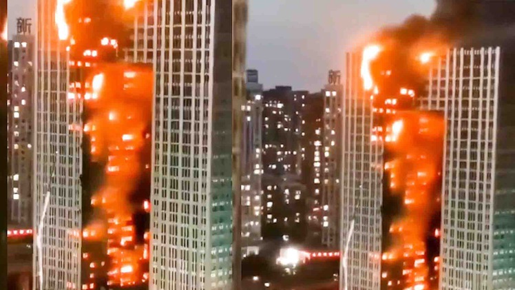 Video: Cận cảnh tòa nhà 28 tầng bốc cháy dữ dội tại Trung Quốc