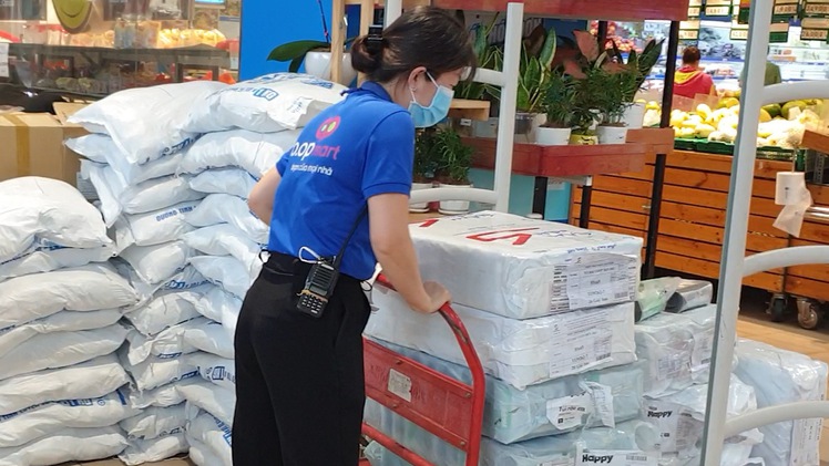 Video: Thêm nhiều nhân viên siêu thị được cấp giấy đi đường, khắc phục tình trạng ‘quá tải’ đơn hàng