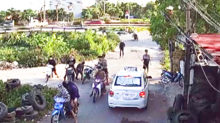 Video: Ngăn chặn kịp thời 2 nhóm thanh niên dùng hung khí đánh nhau ở Hà Nam