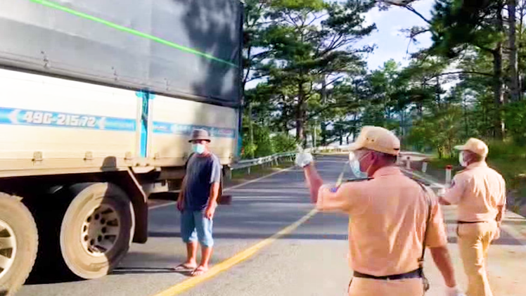 Video: Phát hiện nhiều người trốn trong thùng xe tải chở rau để vào Đà Lạt