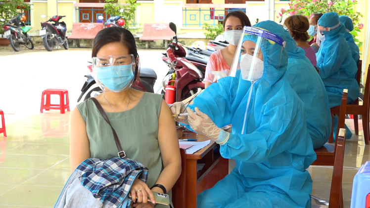Video: Sa Đéc tiêm vắc xin ngừa COVID-19 cho gần 900 tiểu thương ở các chợ