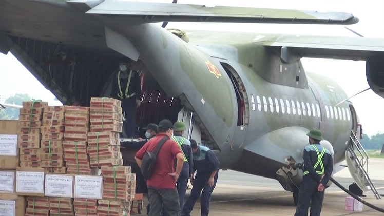 Video: Máy bay quân sự vận chuyển nhu yếu phẩm hỗ trợ người dân khó khăn ở TP.HCM