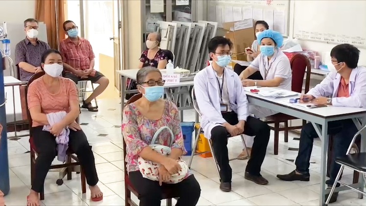 Video: Tiêm kỷ lục hơn 262.000 liều/ngày, TP.HCM lo thiếu vắc xin nếu không được phân bổ kịp thời