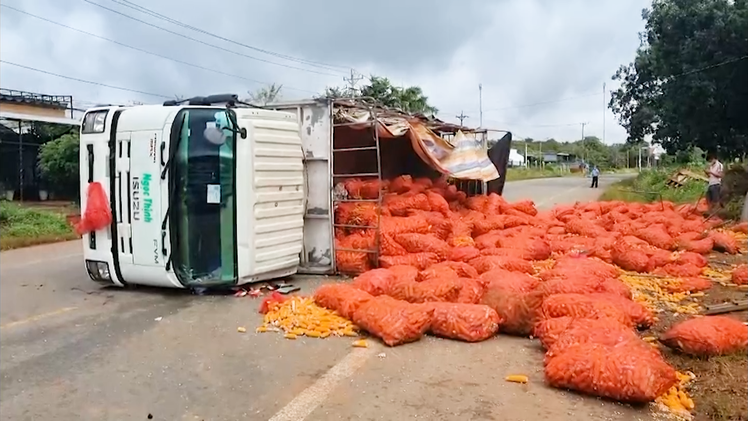 Video: Xe tải ôm cua đổ dốc lật ngang giữa quốc lộ, 8 tấn nông sản tràn ra đường