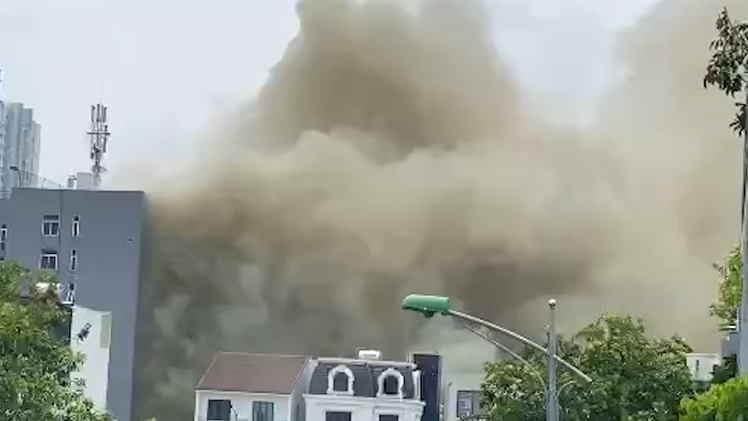 Video: Khói lửa bao trùm nhà kho gần khu cách ly F1 tại thành phố Vinh