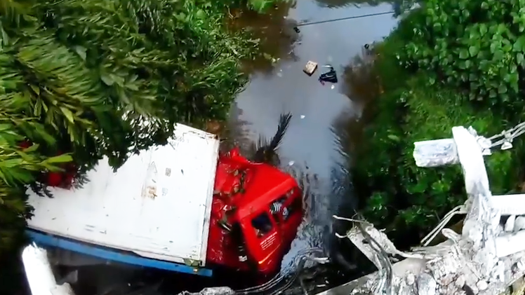 Video: Khoảnh khắc container đâm đầu xuống kênh