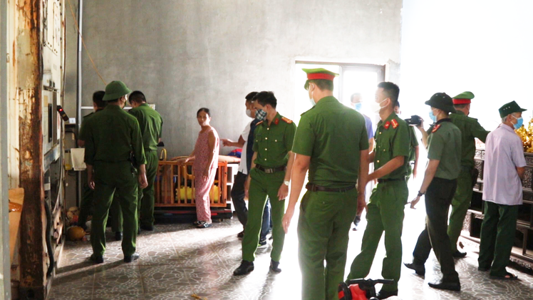 Video: Hàng trăm cảnh sát truy bắt nhóm thanh niên xông lên tàu cá tấn công ngư dân ở Quảng Bình