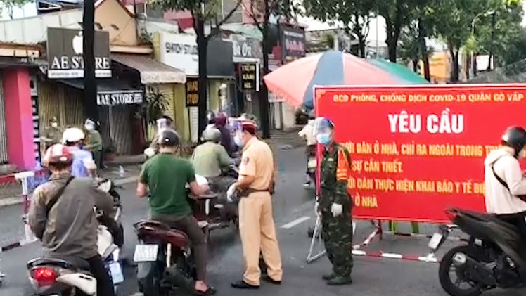 Video: Công an phát hiện, cảnh báo nhiều F0 'đi trên đường', hàng chục trường hợp có 'có giấy đi đường'