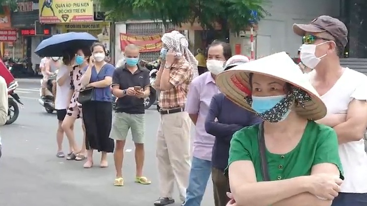 Video: 'Rồng rắn' xếp hàng mua bánh trung thu từ 4 giờ sáng ở Hà Nội