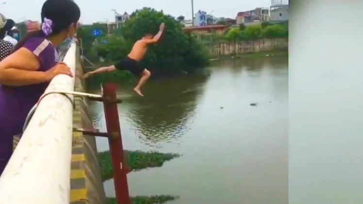 Video: Tặng bằng khen cho thượng úy quân đội lao xuống sông cứu cô gái