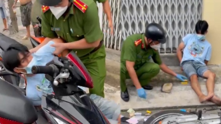 Video: Bắt nóng thanh niên giấu ma túy trong người, rút dao đâm công an