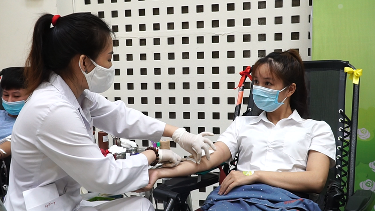 Video: Người dân thủ đô hiến máu dành tặng bệnh nhi Tết Trung thu