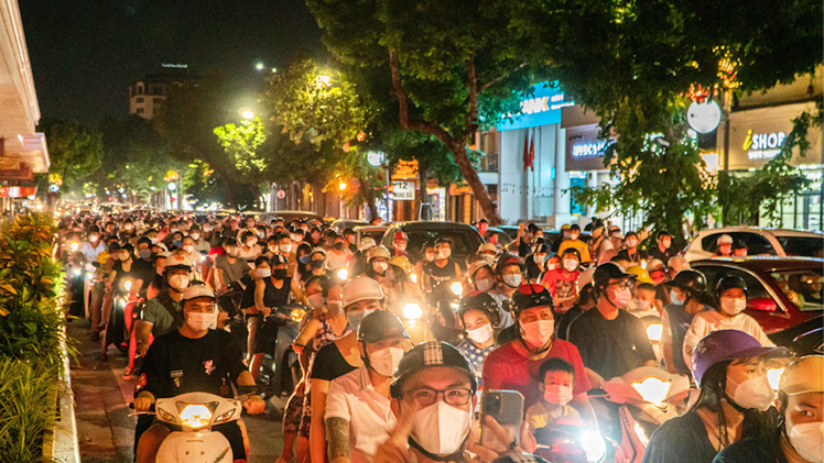 Video: Người dân Hà Nội đổ ra đường trong đêm Trung thu, một số tuyến phố trung tâm ùn ứ