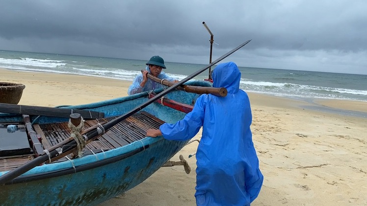 Video: Quảng Nam có mưa lớn, ngư dân hối hả đưa ghe thuyền vào bờ tránh trú bão