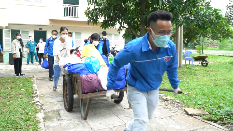 Video: Người dân 'lánh dịch' ở chung cư, khách sạn được đưa về tận nhà