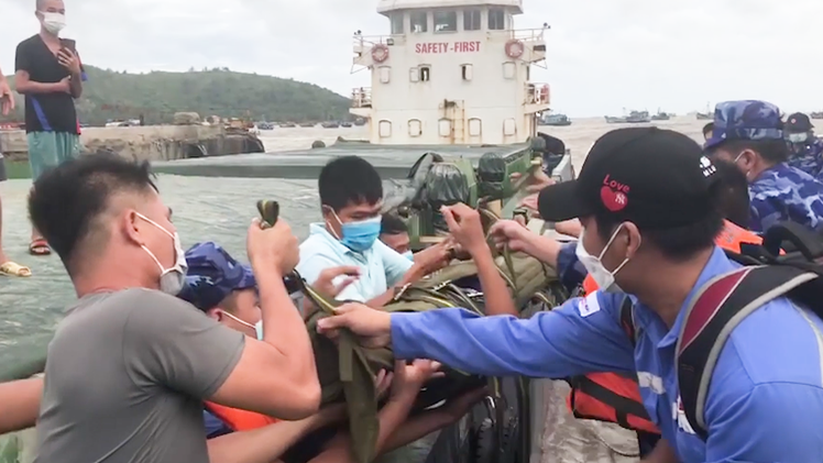 Video: Vượt bão số 6, cảnh sát biển cấp cứu thuyền viên trên biển