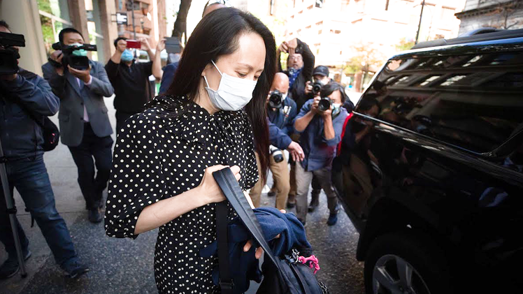 Video: 'Công chúa Huawei' rời tòa với nụ cười rạng rỡ, tay bắt mặt mừng khi được phóng thích
