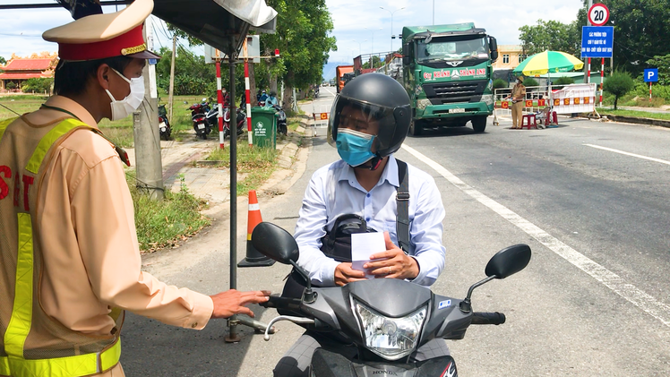 Video: Nhiều người dân than phiền Đà Nẵng cho về, Quảng Nam không nhận