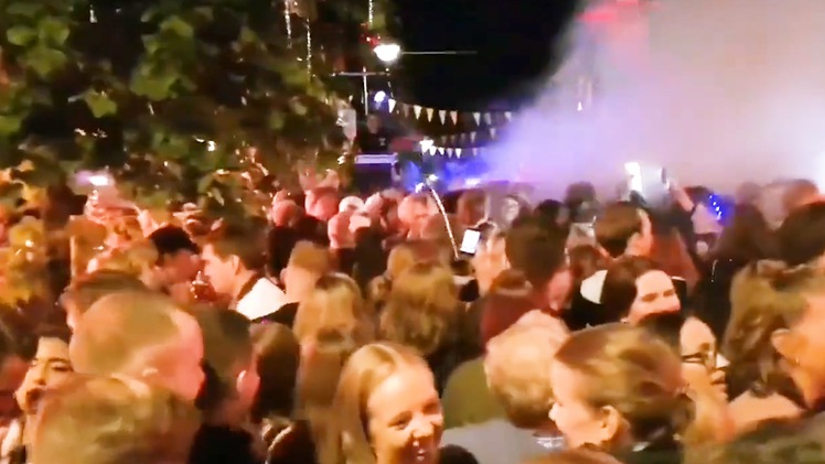 Video: Na Uy bất ngờ dỡ phong tỏa, đường phố, nhà hàng, quán bar không còn chỗ chen chân