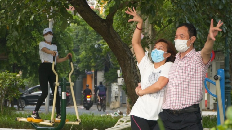 Video: Buổi sáng sôi động và đầy sức sống ở Hà Nội trong ngày đầu nới lỏng