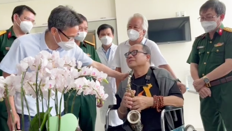 Video: Phó thủ tướng đến thăm, nghệ sĩ Trần Mạnh Tuấn thổi saxophone bài 'Diễm xưa'