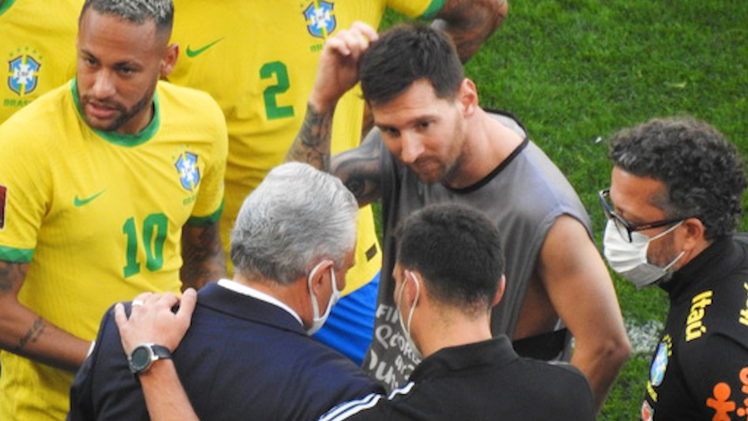 Video: Phản đối nhân viên y tế và cảnh sát Brazil, Messi cùng các cầu thủ Argentina ngừng thi đấu