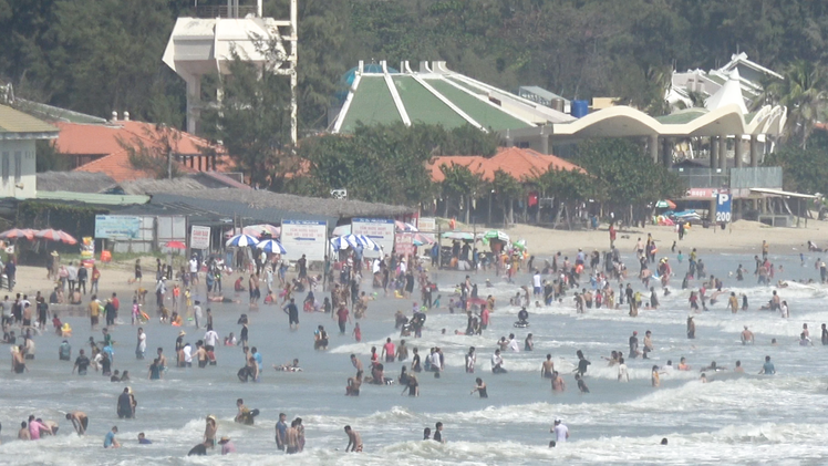 Video: Hàng quán, bãi biển Vũng Tàu nhộn nhịp du khách ngày đầu năm