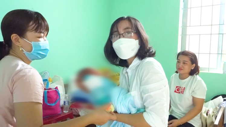 Video: Xót lòng bé trai mới sinh 3,5kg bỏ trong bọc nylon được phát hiện ở nghĩa địa tại Bình Phước