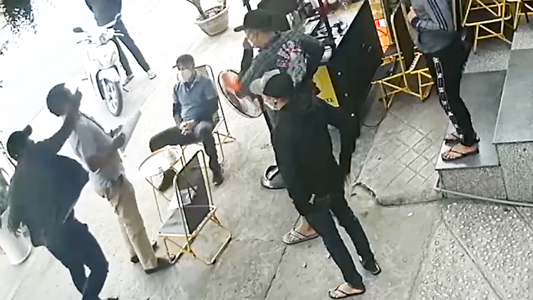 Video: Truy xét, tạm giữ nhóm người vây đánh giám đốc công ty ở quận 12, TP.HCM