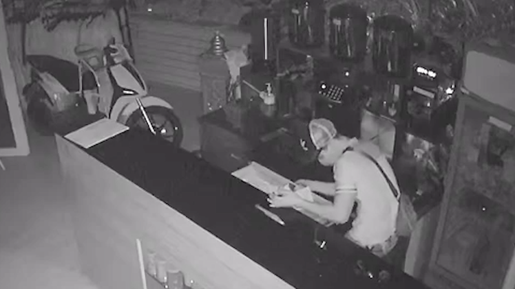 Video: Cảnh báo ngủ mở cửa sổ, trộm vào nhà 'bình tĩnh' lục lọi lấy tài sản gần 100 triệu đồng