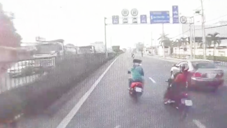 Video: 2 nhóm thanh niên rượt đuổi, đánh nhau 'như phim hành động' trên quốc lộ 22