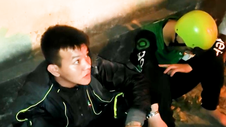 Video: Hai nghi phạm cướp giật túi xách của cô gái bị người dân vây bắt ở Tân Bình