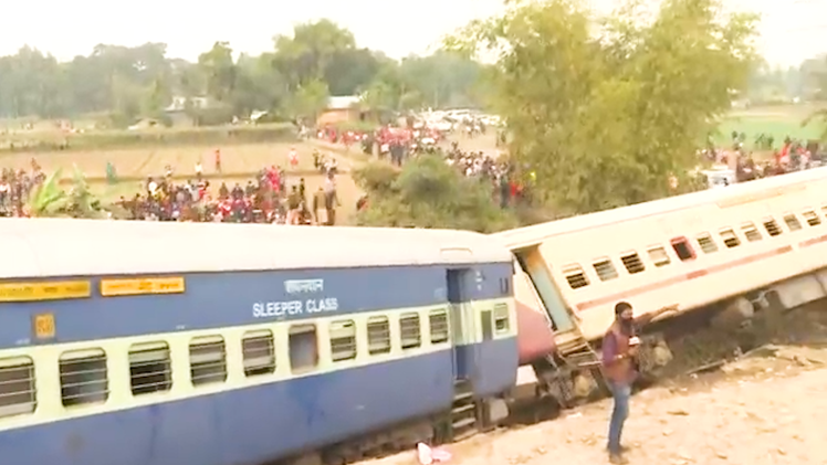 Video: Tàu tốc hành trật bánh, thiệt hại nhiều nhân mạng, Thủ tướng Ấn Độ chia sẻ nỗi đau với gia đình nạn nhân