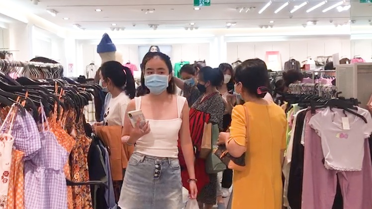 Video: Xếp hàng dài mua sắm Tết ở TP.HCM