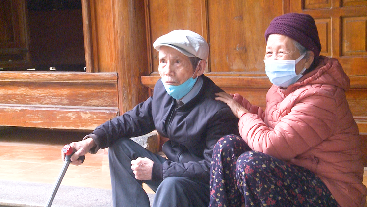 Video: Vợ chồng cụ ông 92 tuổi ở Nghệ An ủng hộ 100 triệu đồng cho quỹ chống dịch