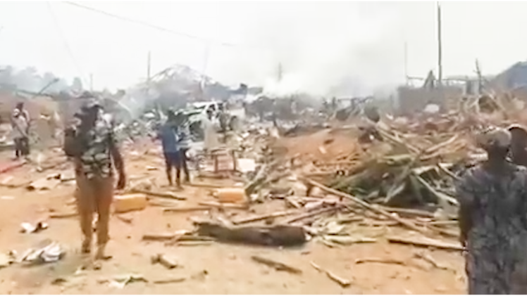 Video: Xe tải chở mìn va chạm với xe máy, 500 ngôi nhà bị san phẳng