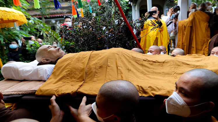 Video: Hàng ngàn tăng ni Phật tử dự lễ nhập kim quan Thiền sư Thích Nhất Hạnh