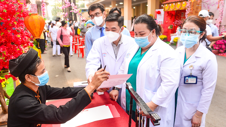 Video: Không khí ấm áp, gần gũi đường hoa xuân Bệnh viện Chợ Rẫy